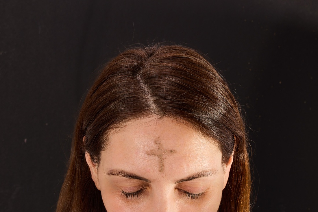 Das Aschenkreuz auf der Stirn der Gläubigen markiert den Beginn der Einkehrzeit. Die Asche dafür wird von verbrannten Palmen- oder Buchsbaumzweigen gewonnen, die am vorjährigen Palmsonntag gesegnet wurden. 