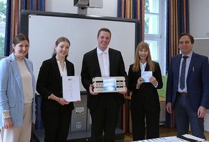 Im Bild von links: Christa Rohrer-Fuchsberger (Amt für Schule und Bildung), das Diplomarbeits-Trio Julia Santner, Arno Prodinger und Victoria Binggl, Fachinspektor Markus Hammer (Amt für Schule und Bildung).   