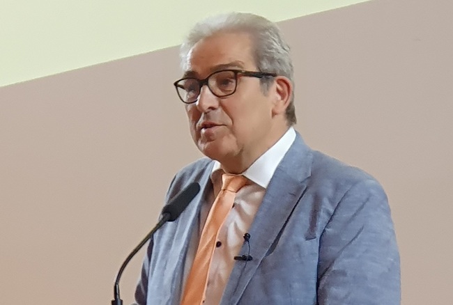 Christoph Dohmen ist  Professor für Exegese und Hermeneutik des Alten Testaments i. R. an der Uni Regensburg. Er war Mitglied der Päpstlichen Bibelkommission in Rom und Mitarbeiter bei der Revision der Einheitsübersetzung der Heiligen Schrift.