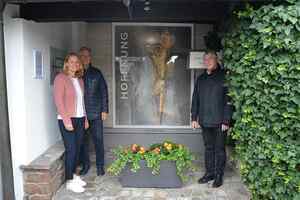 Die Wörgler Stadträtin Elisabeth Werlberger initiierte die Neugestaltung des Grabes Nr. 26. Hans-Peter Gruber (l.) setzte sie künstlerisch um. Auch Pfarrprovisor Christian Hauser (r.) ist die würdevolle letzte Ruhestätte für alle ein Anliegen.