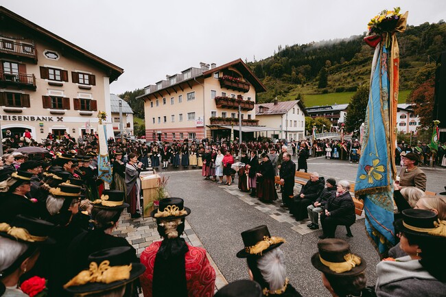 Die Feierlichkeiten zum 100-Jahr-Jubiläum fanden am Dorfplatz von Bruck statt.