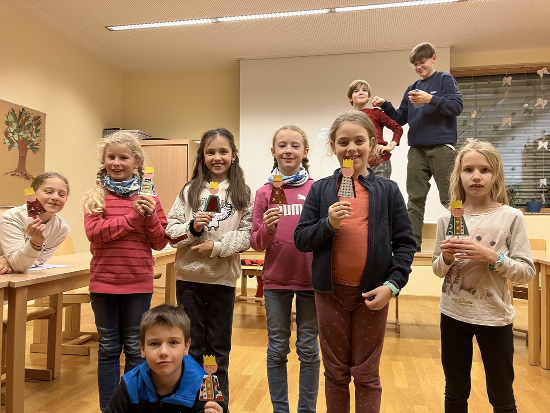 An mehreren Stationen lernten die Sternsinger das Projektland Guatemala kennen, bewiesen Wissen und Geschick und bastelten „Dreikönige am Stiel“.