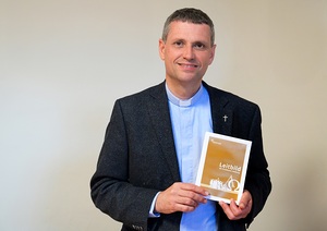 Generalvikar Harald Mattel mit dem neuen Leitbild für die Erzdiözese. Es richtet sich „an all jene, die Kirche gestalten“ – aber nicht nur.