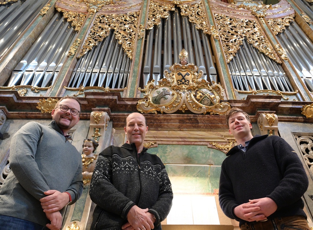 Stiftskapellmeister Peter Peinstingl mit den Orgelbauern Hendrik und Paul Ahrend (von links). 