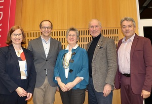 Teilnehmerinnen und Teilnehmer der Diskussionsrunde im Bildungszentrum St. Virgil (v. l.): Kathrin Karloff, Andreas G. Weiß, Regina Petrik, Markus Schlagnitweit, Rainald Tippow.