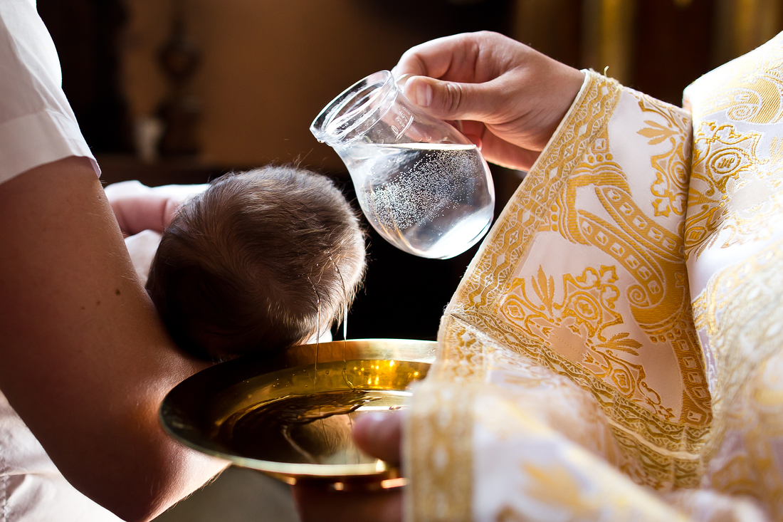 Das erste Sakrament, das ein Kind nach seiner Geburt empfängt, wird mit einem Taufgeschenk des Familienverbandes begleitet.
