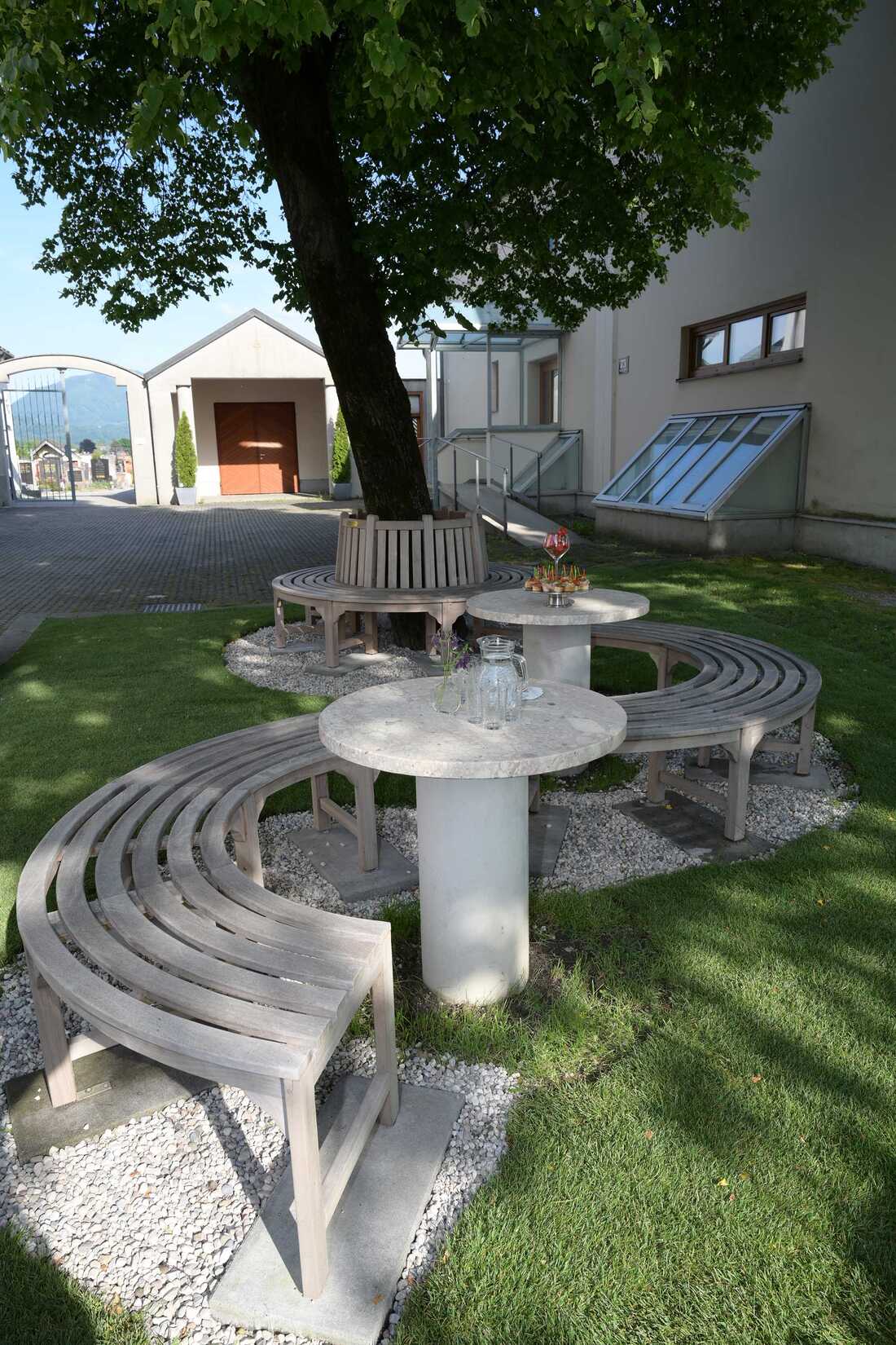 RB/eds/Hiva Naghshi Der neue Zeitkreis am Vorüplatz der Pfarrkriche Leopoldskron-Moos ist ein Ort desVerweilens, Begegnens und Innehaltens. Er bringt das Spirituelle näher zu den Menschen..