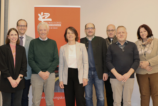 Katholisches Bildungswerk Golli; im Bild: Mag. (FH) Katrin Anzenbacher, MMag. Dr. Andreas G. Weiß, Andreas Seidl, Monika Brückler, Bürgermeister Martin Dietrich MAS, Diakon Kurt Fastner MSc, Georg Kraft, Hannelore Kaufmann 