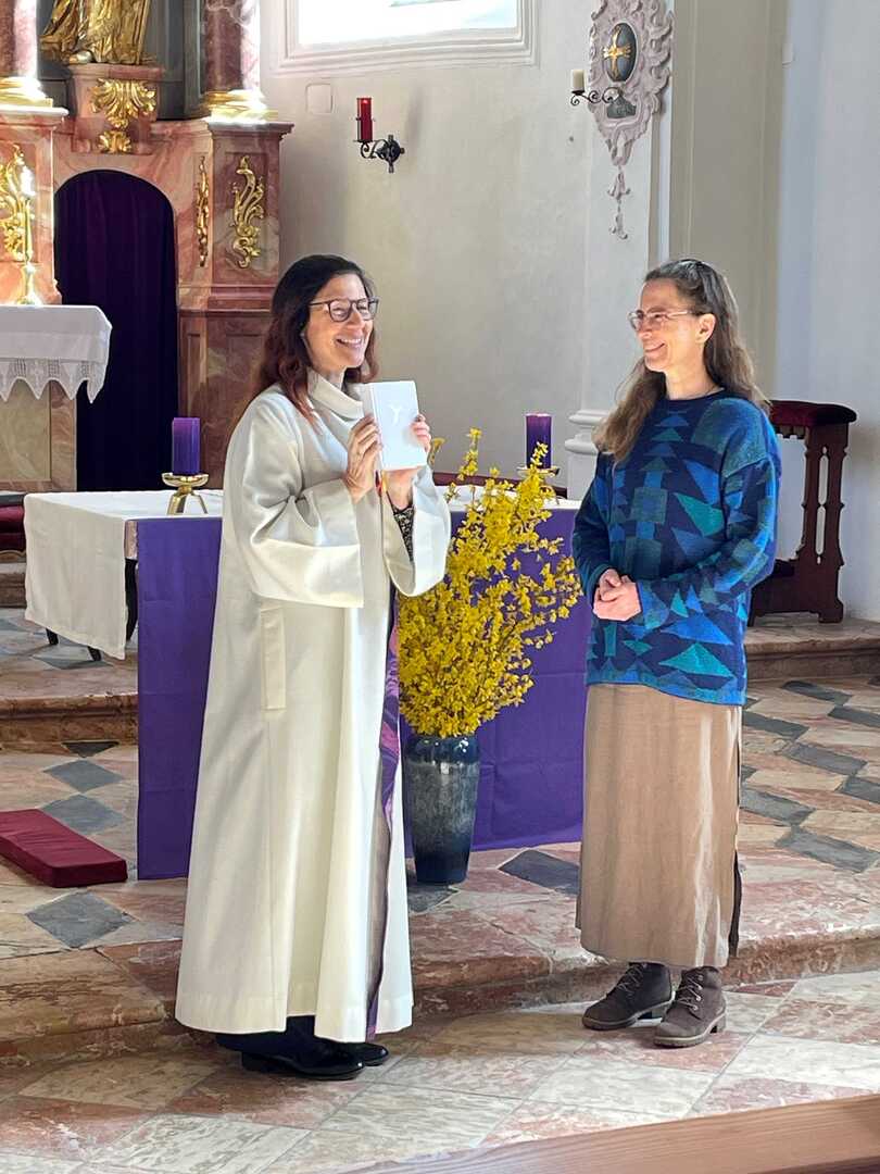 Stellvertretend für die ganze Pfarrgemeinde übergab Pfarrassistentin Mona Mráz der Taufwerberin Corinna Sonderegger das Glaubensbekenntnis und wenige Wochen zuvor das „Vater unser“.