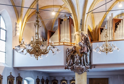 Orgel und Orgelkrippe.