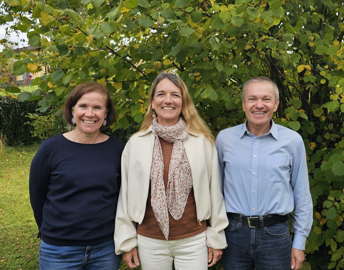 Gemeinsam für Trauernde da: Birgit Schönegger, Sonja Pachner und Bernhard Ausweger (v. l.) vom Arbeitskreis der Pfarre Koppl. Nicht im Bild: Birgit Altmüller.