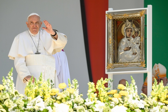 Papst Franziskus grüßt die Teilnehmerinnen und Teilnehmer bei einem Open-Air-Gottesdienst am 30. April 2023 auf dem Kossuth-Lajos-Platz in Budapest (Ungarn). Neben ihm steht eine Marienikone.