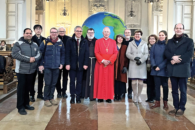 Feierten den Tag der Partnerdiözesen: Erzbischof Franz Lackner, Vertreter der Partnerdiözesen und Mitglieder der Diözesankommission für Weltkirche und Entwicklungszusammenarbeit (DKWE).