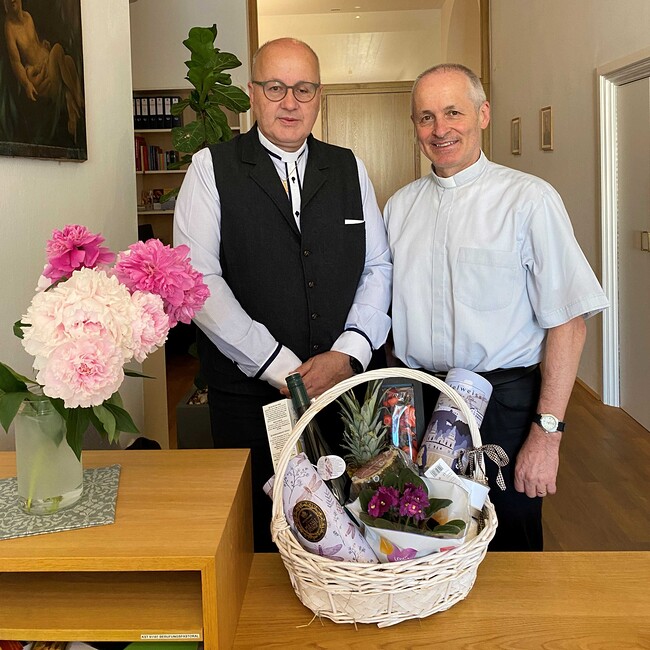Bischofsvikar Gerhard Viehhauser (rechts) dankte Diakon Kurt Fastner für sein dreizehnjähriges Wirken im Bischöflichen Gremium der Ständigen Diakone.