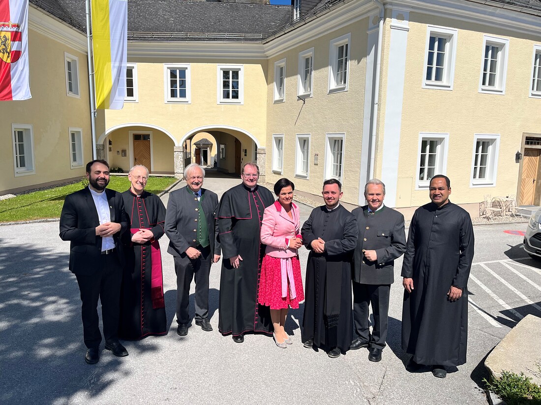 Diakon Thomas Spieß­berger, Pfarrer Gottfried Laireiter, Vize-BM Johann Sommerer (Neumarkt), Dechant Ladislav Kuckovský, BMinTanja Kreer (Straßwalchen), Diakon Lorenz Goppert, BM Wolfgang Wagner (Köstendorf),  Pfarr­verbandsvikar Rejan Pathil (v. l.)