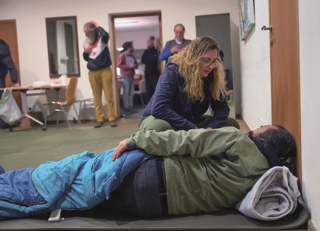 Biwak-Helferin Julia Wagner (r.) nimmt beim „Check-in“ die Daten auf.