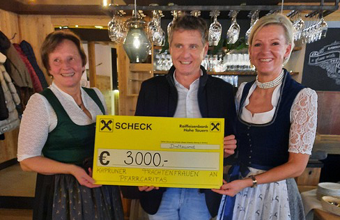 Kapruner Trachtenfrauen spenden an Pfarrcaritas