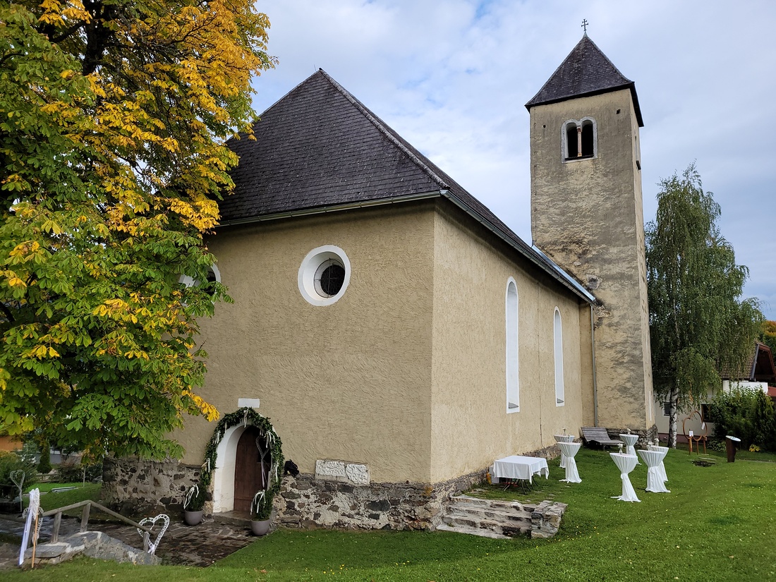 Die Wallfahrtskirche St. Wolfgang liegt am Wolfsberg zwischen Spittal und dem Millstätter See.    