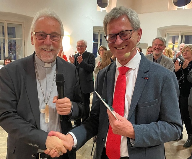 Zu den persönlich gratulierenden Weggefährten zählte auch der Klagenfurter Bischof Josef Marketz (im Bild links, mit Schneider). 