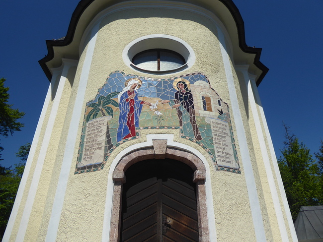 Das Keramikmosaik an der Kapelle zeigt die Begegnung von Maria und Elisabeth – geschaffen vom heimischen Künstler Isidor Winkler.