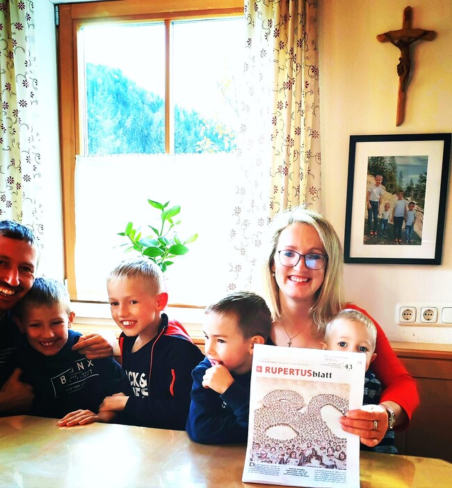 Elisabeth Mairhofer mit ihrer Familie.