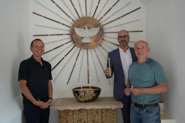 Pfarrassistent Gerhard Schaidreiter (l.), Pfarrgemeinderat Daniel Dioso-Zoth (2. v. r.) und Künstler Gerhard Oberholzner (r.) sind stolz auf den neuen konfessionsübergreifenden Gebetsraum, der im Zuge des „Effata“-Projekts entstanden ist. 