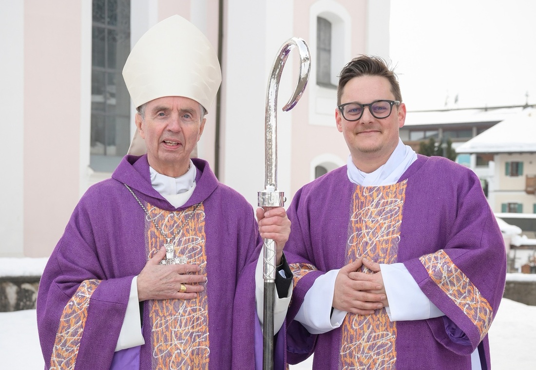 Weihbischof Hansjörg Hofer (l.) mit Diakon Andreas Holzner.