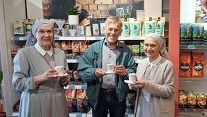 Anton Wintersteller und die Missionsschwestern vom hl. Petrus Claver in Maria Sorg sind Fans von EZA-Kaffee.