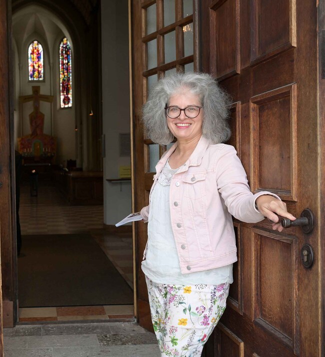 Mit dem Projekt „Offene Kirchen – immer ein Gewinn“ will die Erzdiözese weiterhin einladende Kirchenräume fördern. Auch einen Projektwettbewerb für Pfarren gibt es wieder (im Bild: Angelika Gassner, Pfarre Salzburg/St. Andrä).