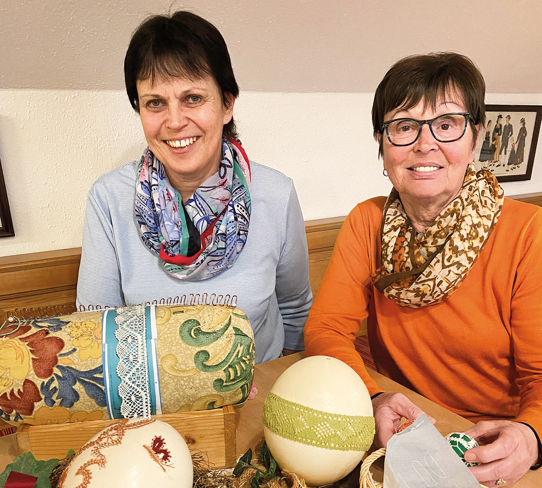 Anni Pfisterer (l.) und Maria Riegel geben ihr Wissen in Klöppelkursen weiter.