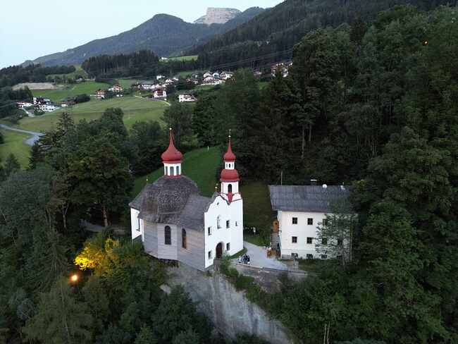 Die beliebte Wallfahrtskirche Maria Rast konnte nach einem Felssturz 1914 erhalten bleiben. Seit ihr linker Turm abgetragen wurde, ragt sie über den Felsen hinaus.