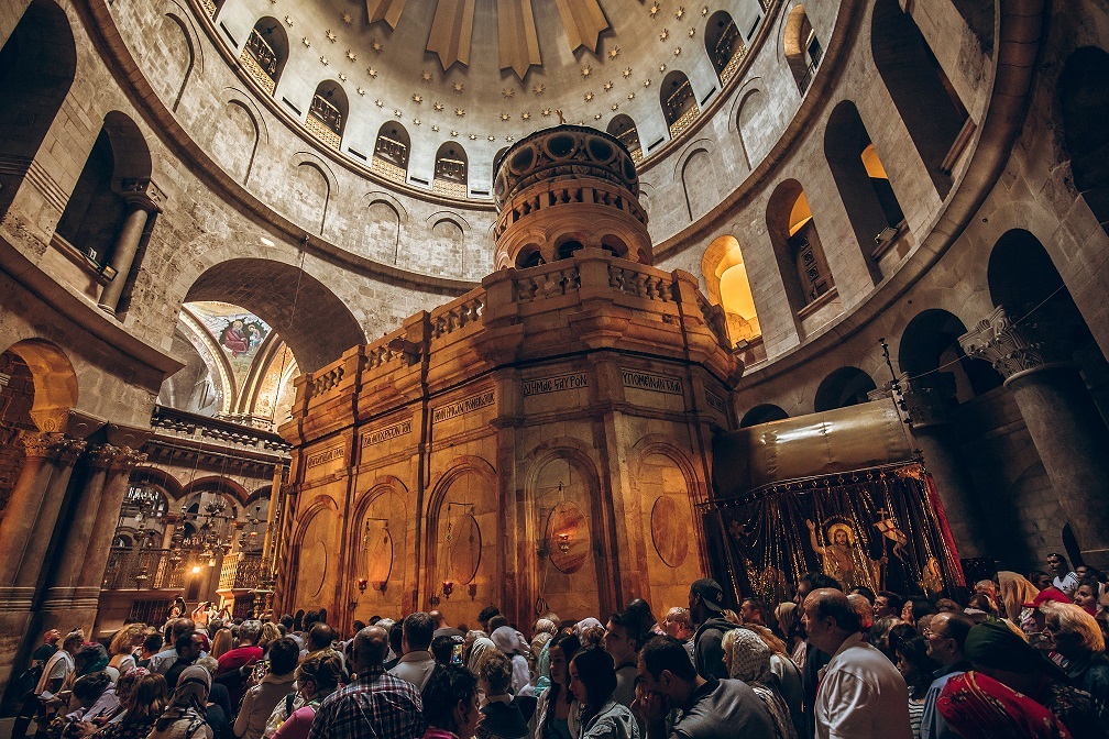 Die Grabeskirche in Jerusalem: Touristen und Pilger in der Warteschlange. 