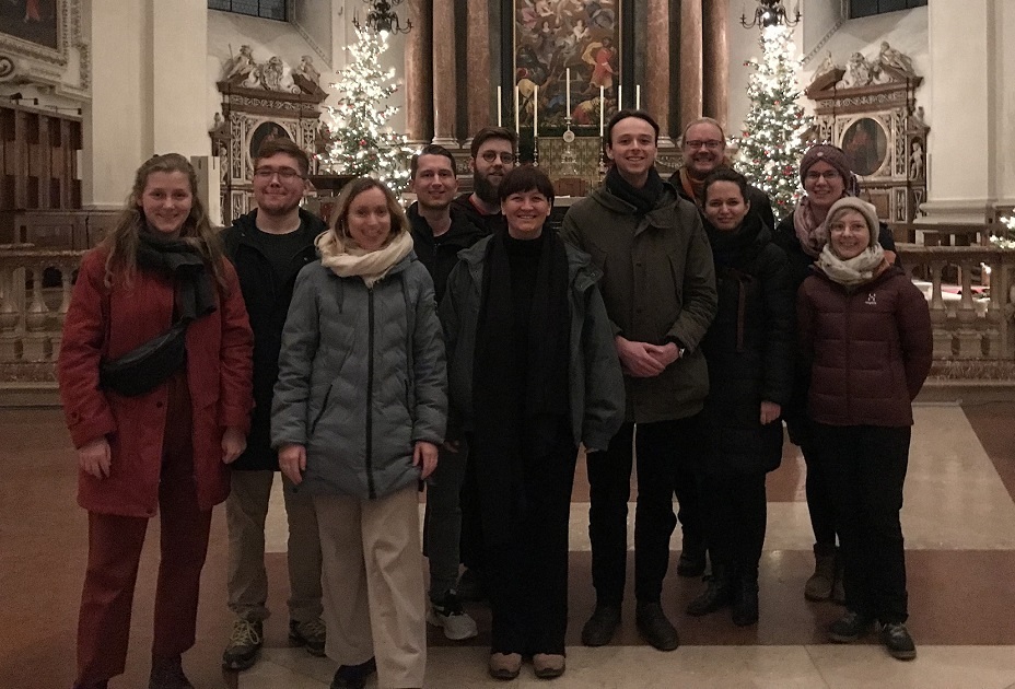 Klostergäste beim Besuch der Jahresschlussandacht im Dom. 