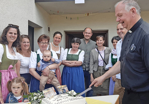 Wer helfen möchte, muss kreativ sein. Pfarrer Rudolf Weberndorfer setzt aufs Schnapsbrennen, um Spenden für den guten Zweck hereinzubringen. Zum 20. Geburtstag der Pfarrdestillerie durfte eine Torte nicht fehlen. 