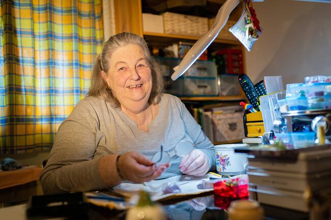 Anna Frauenschuh in ihrer kleinen, feinen Werkstatt in Obertrum.