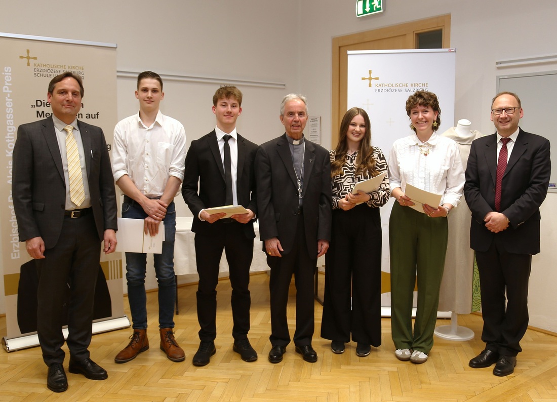 Fachinspektor Markus Hammer (Amt für Schule und Bildung der Erzdiözese), Preisträger Lukas Genser und Florian Streb, Weihbischof Hansjörg Hofer, Preisträgerinnen Annika Vrece und Lena Tanner, Direktor Erwin Konjecic (Amt für Schule und Bildung).