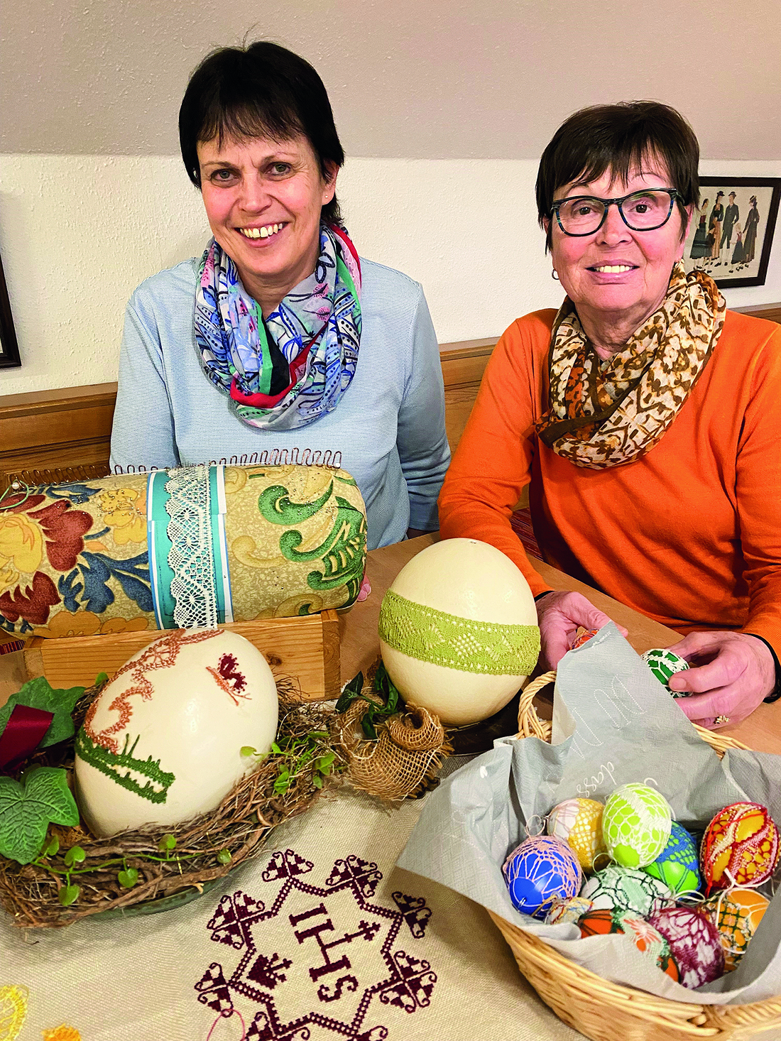Anni Pfisterer (l.) und Maria Riegel aus St. Johann im Pongau geben ihr Wissen in Klöppelkursen weiter.