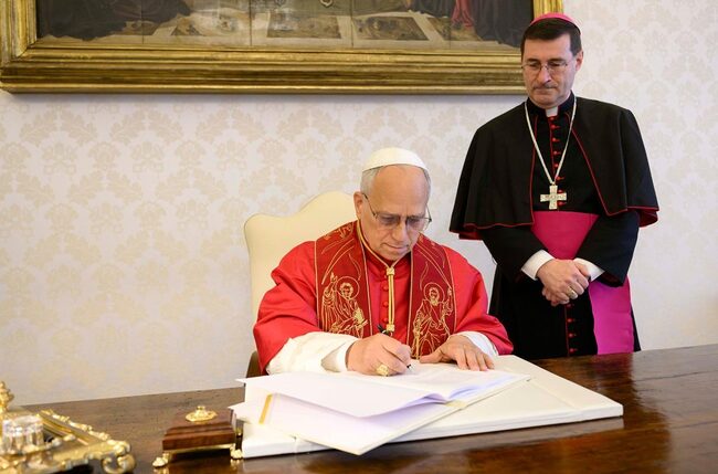 Am 15. Mai  unterzeichnete Papst Leo XIV. seine  erste Enzyklika, am Pfingstmontag, den 25. Mai, wurde sie veröffentlicht.