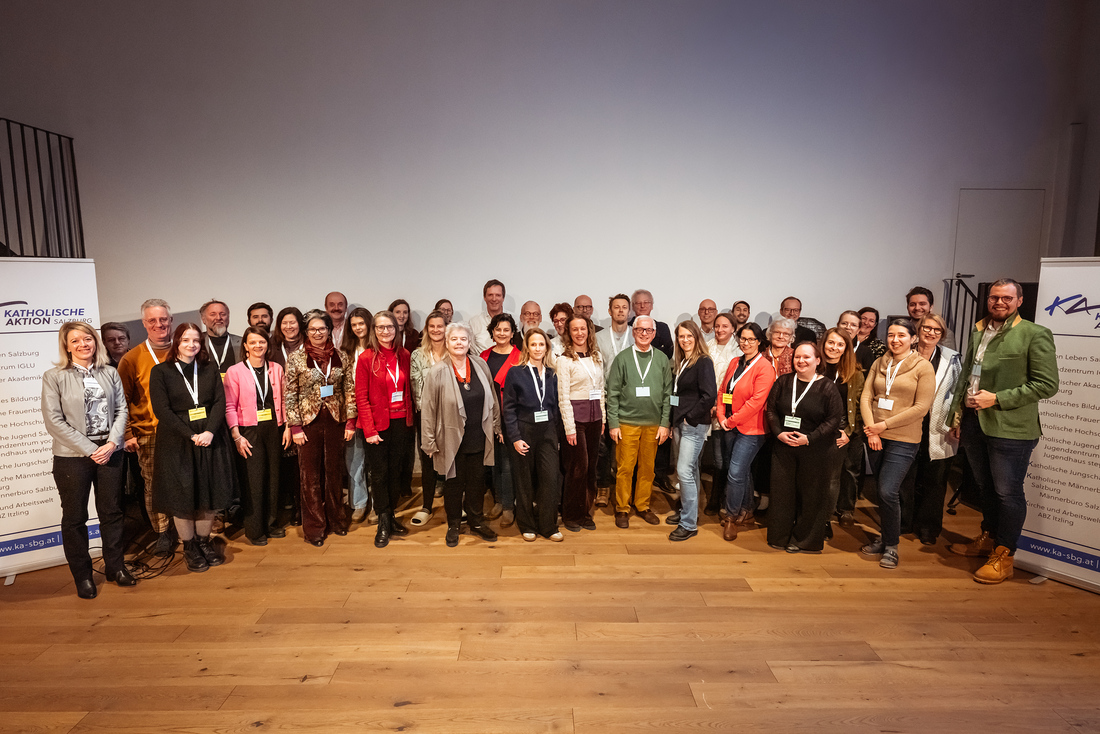 Arbeiten an der Zukunft der Katholischen Aktion Salzburg – die Teilnehmenden der Hauptversammlung mit Präsidentin Elisabeth Mayer und Generalsekretär Simon Ebner an der Spitze.   