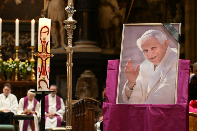 Erinnerung an Papst Benedikt XVI., der Ende Dezember im Alter von 95 Jahren verstarb (im Bild eine Gedenkfeier im Stephansdom).