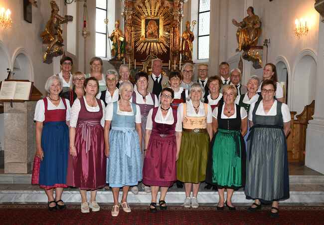 Der Kirchenchor der Zillertaler Pfarre Stumm feierte sein 40-jähriges Bestehen und verdiente Mitglieder mit einem Jubiläumskonzert.