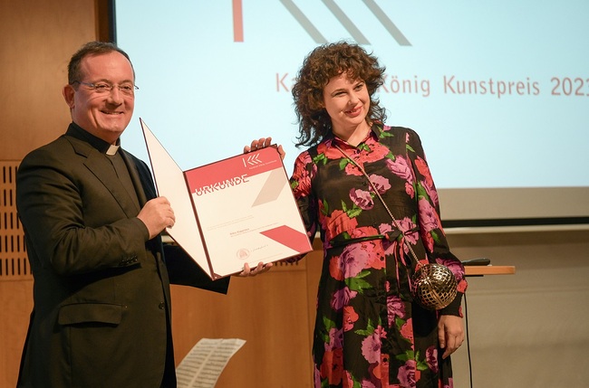 Preisverleihung mit Anima-Rektor Michael Max und der ausgezeichneten Künstlerin Nika Kupyrova.  