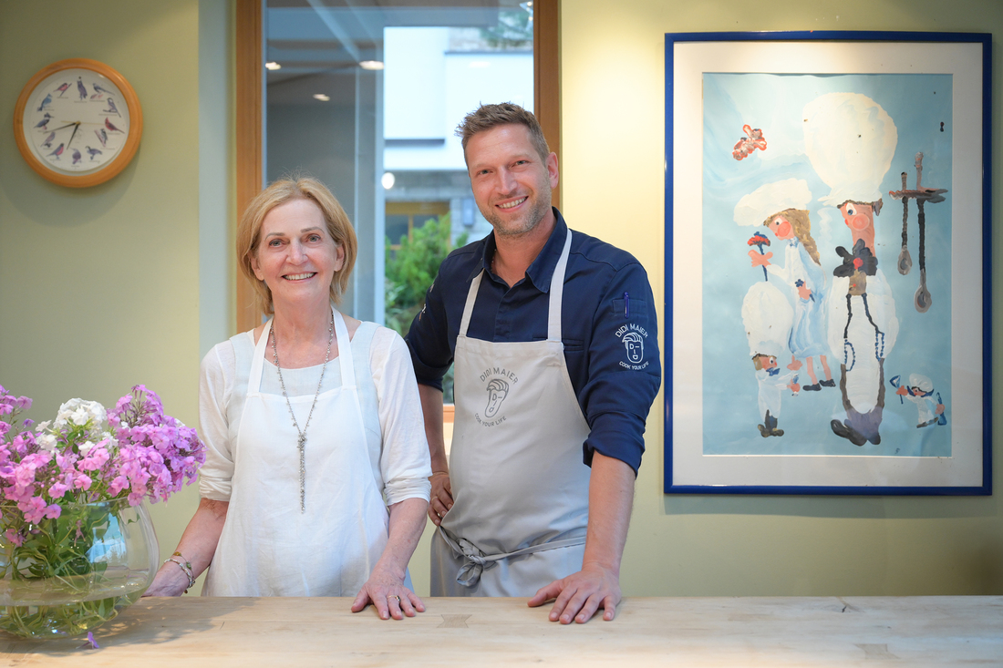 Kochen aus Leidenschaft:  Johanna Maier und ihr Sohn  Didi und helfen dabei ganz  ohne Restaurantrechnung  beim Benefizsuppenessen  der Katholischen Frauenbewegung.