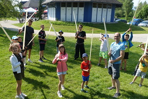 Fechten mit dem Stab war einer der Workshops beim Väterfestival in Seekirchen, bei denen sich Kinder wie Väter spielerisch austoben konnten.                    