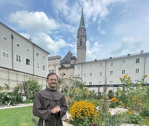 RB/Thomas Manhart P. Moritz Windegger mit Blick vom Klostergarten auf die Franziskanerkirche.