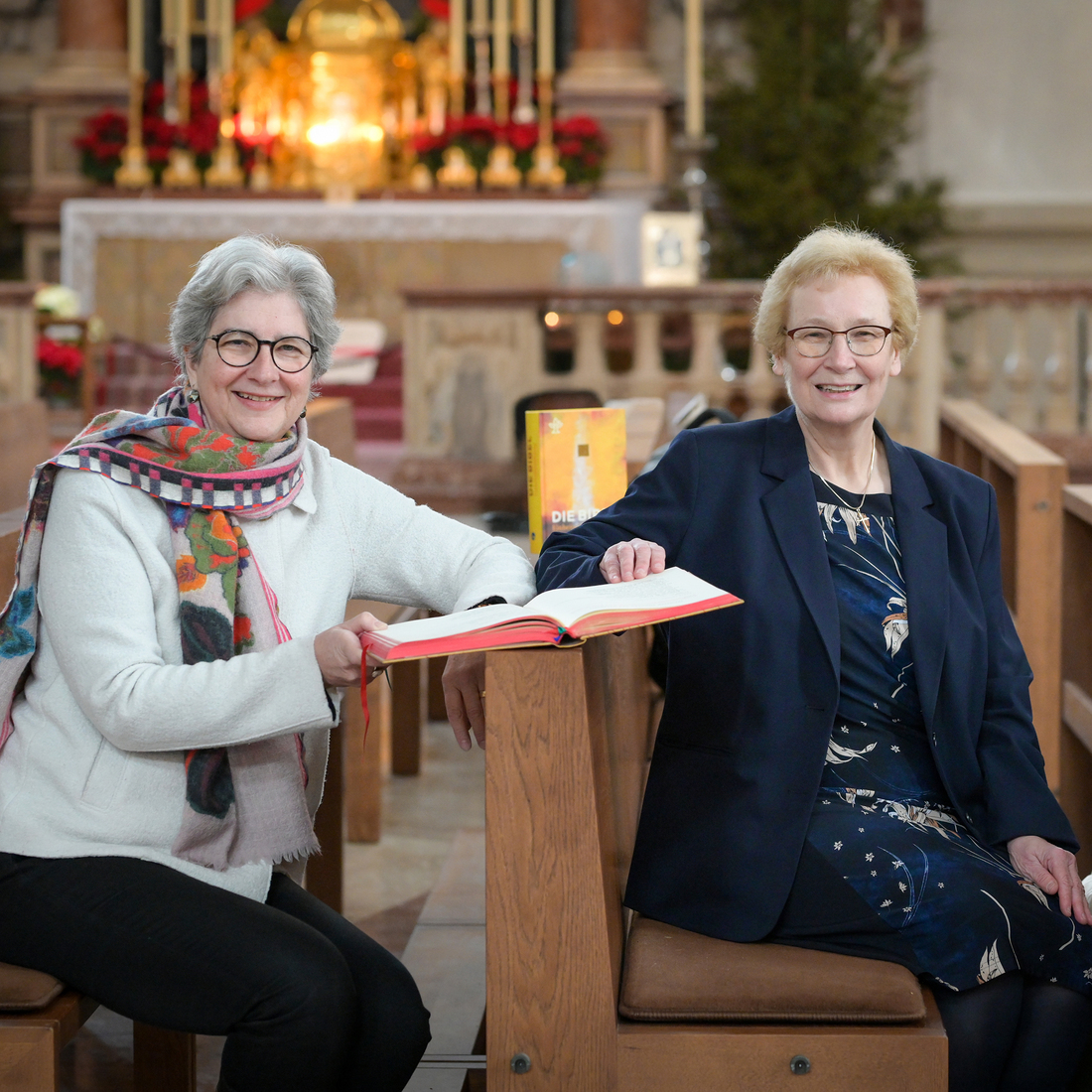 Die Freude bei Johanna Breuer (l.) und Irene Blaschke ist groß. Sie sind zwei von fünf Frauen und Männern aus Österreich, die im Vatikan die päpstliche Beauftragung als Ständige Lektorinnen erhalten.