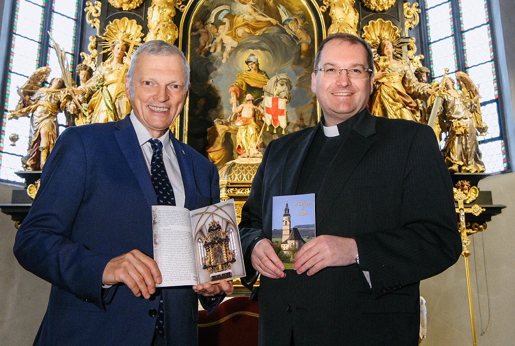  Zum 300. Todestag von Guggenbichler am 10. Mai erinnerten der Straßwalchener Pfarrer Dechant Ladislav Kukovský (r.) und Landtagsabgeordneter Josef Schöchl (l.) an diesen großen Künstler.