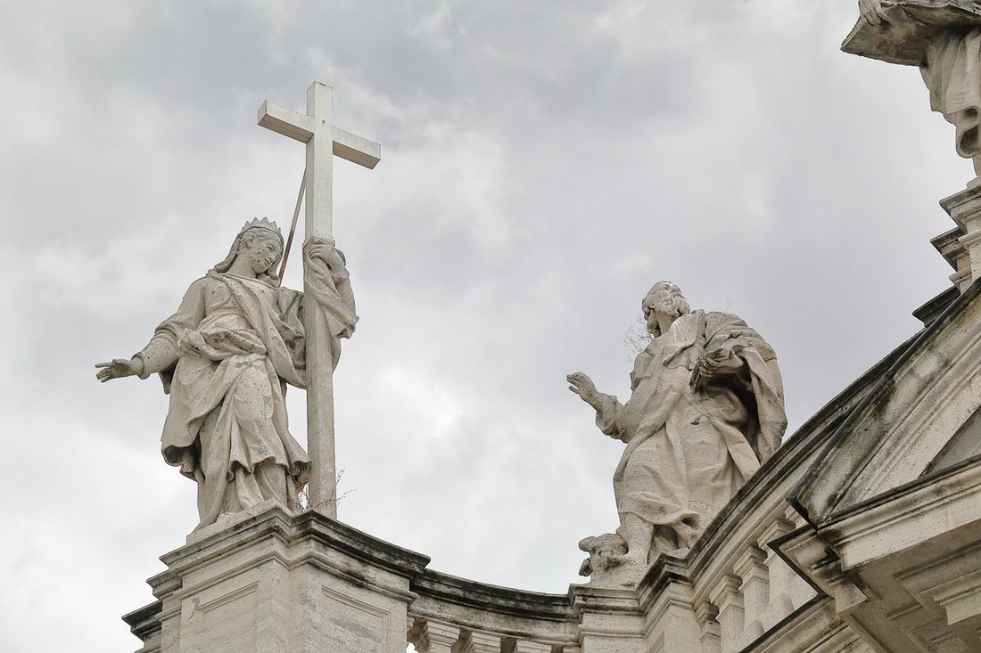 RB/Aleksandr Stepanov/Adobe Stock Kaiserin Helena mit Kreuz auf der Basilika Santa Croce in Gerusalemme (im Bild links)..
