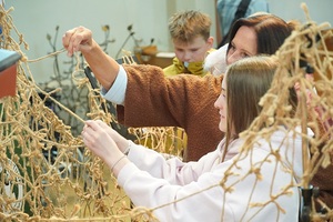 Das Netz, das die geistlichen Schwestern von „Religions for Future“ mitbrachten, wurde von den Besuchern weiter geknüpft. Denn nicht nur in Sachen Umweltschutz gilt: „Einer oder eine allein kann nichts bewirken.'