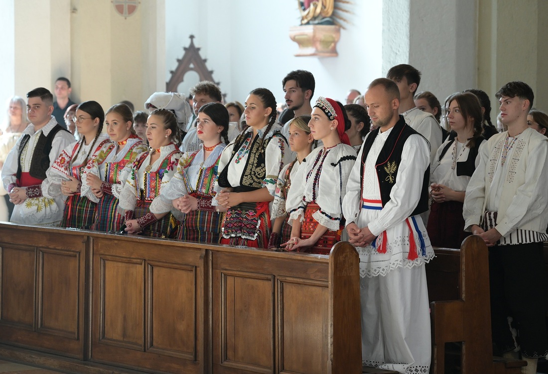 Glaube trifft Tradition: Ein stimmungsvolles Bild von der 75-Jahr-Feier der Kroatischen katholischen Pfarrgemeinde 2023.